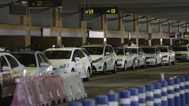 Las cámaras del aeropuerto de Sevilla no demuestran que taxistas saboteen sus aseos