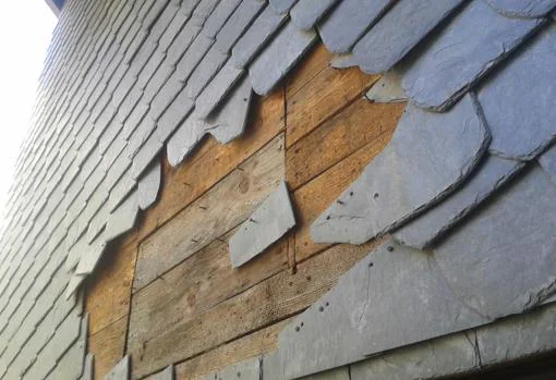 Estado de la cubierta del pabellón, donde faltan piezas de pizarra y la madera ha quedado a la intemperie