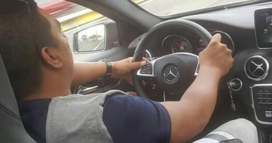 Amador en el coche de un familiar