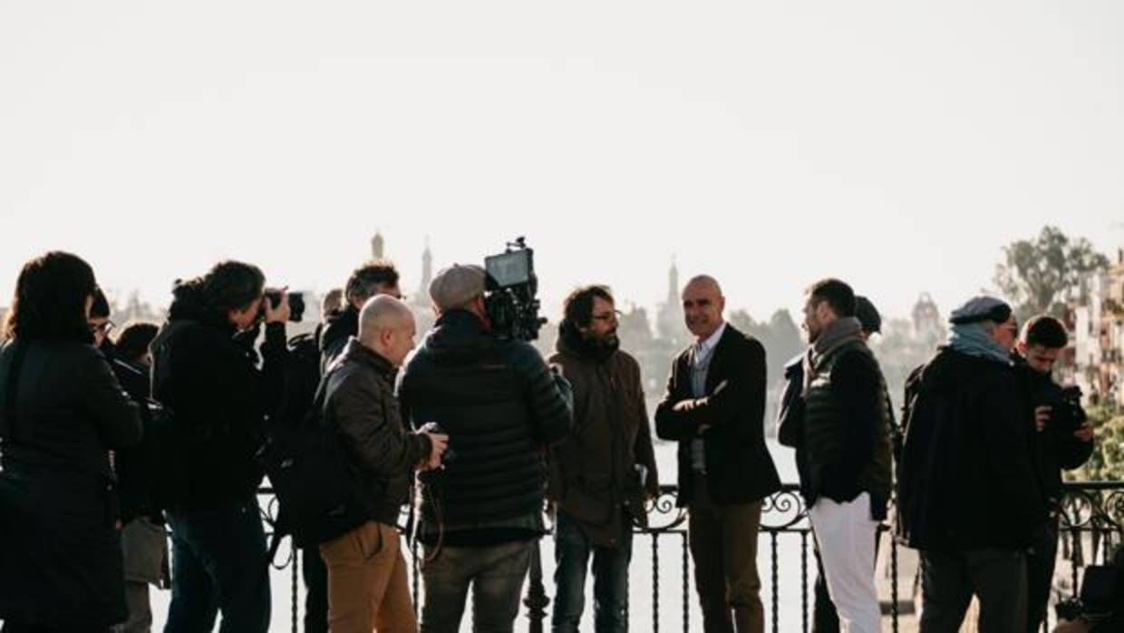 Antonio Muñoz con los medios de comunicación en el puente de Triana