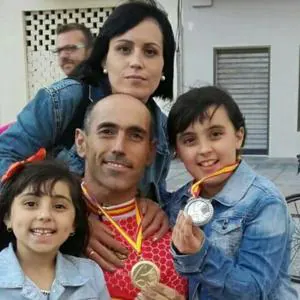 Alfonso Ruiz con su mujer y sus dos hijas