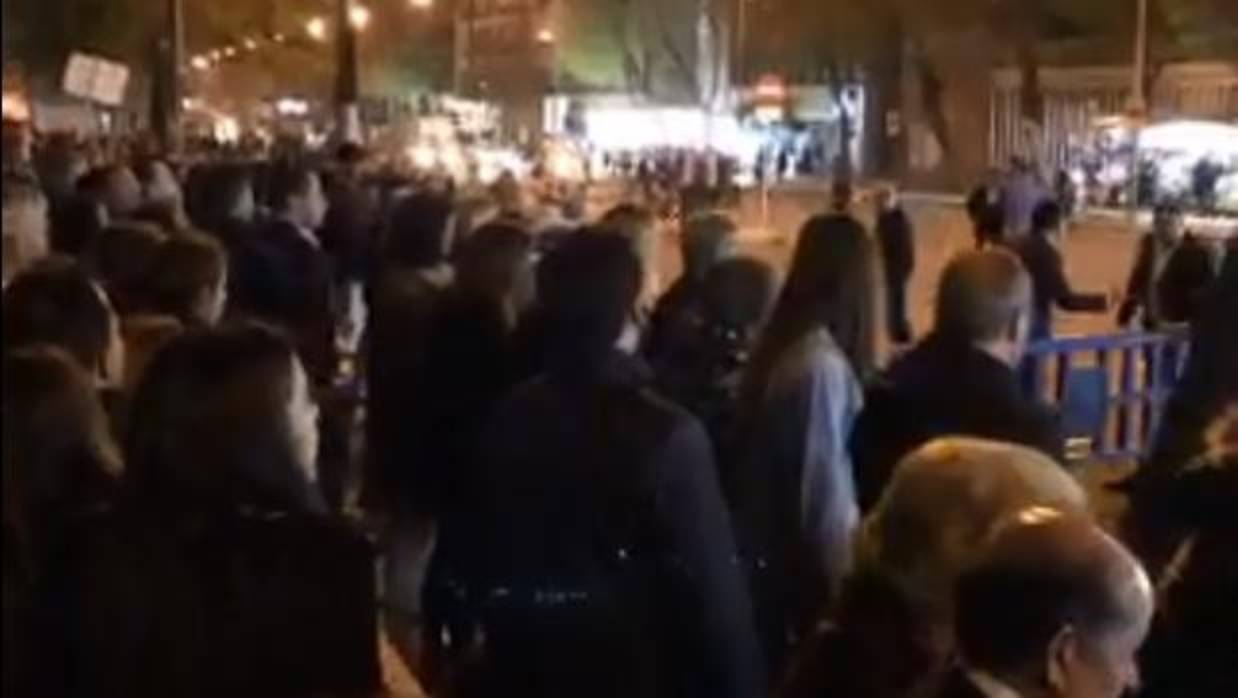 Imagen de una de la colas de la parada de taxis de la Feria de Abril