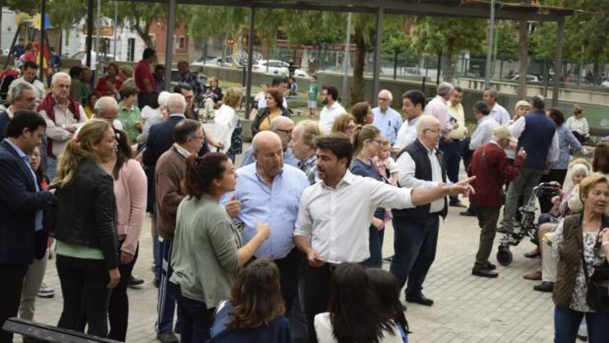 El candidato del PP a la Alcaldía de Sevilla, Beltrán Pérez, conversa con vecinos de Huerta de Santa Teresa