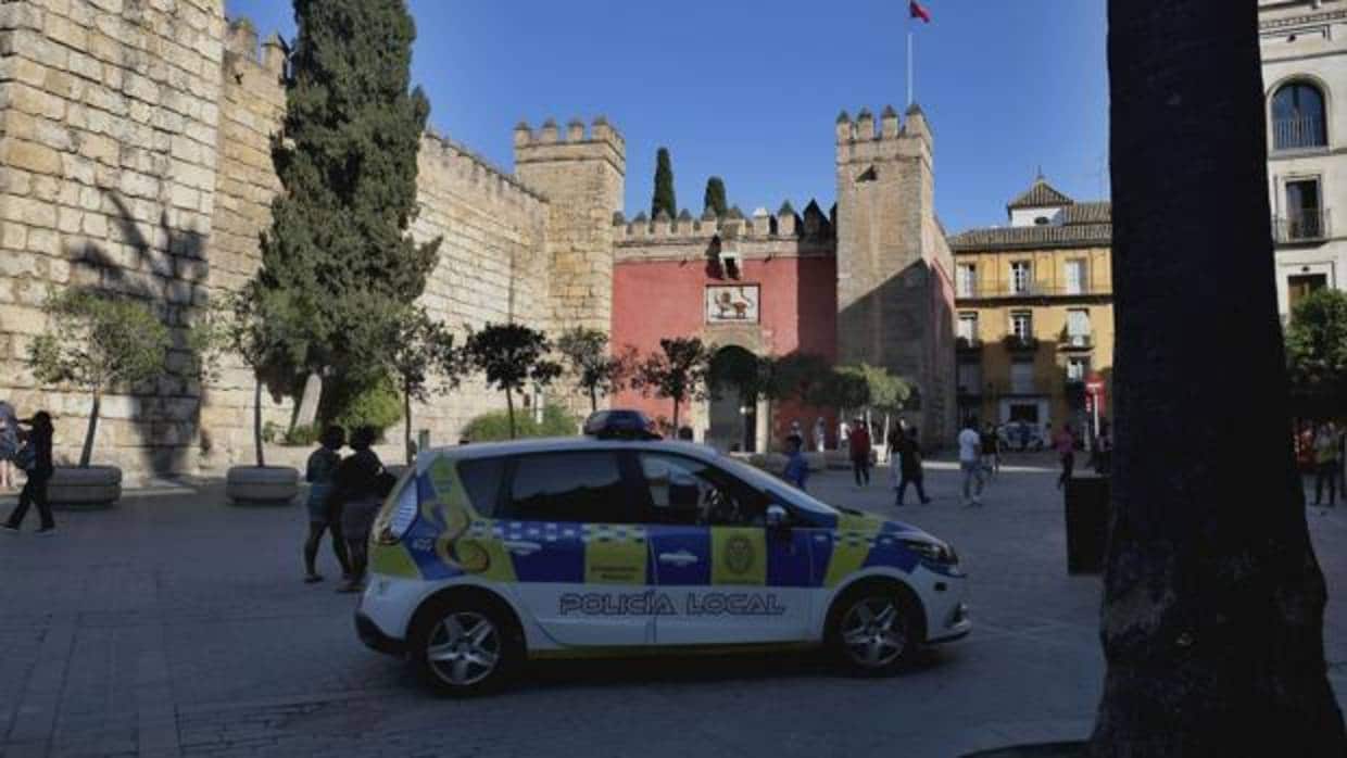 Un coche de la Policía Local de Sevilla frente al Alcázar