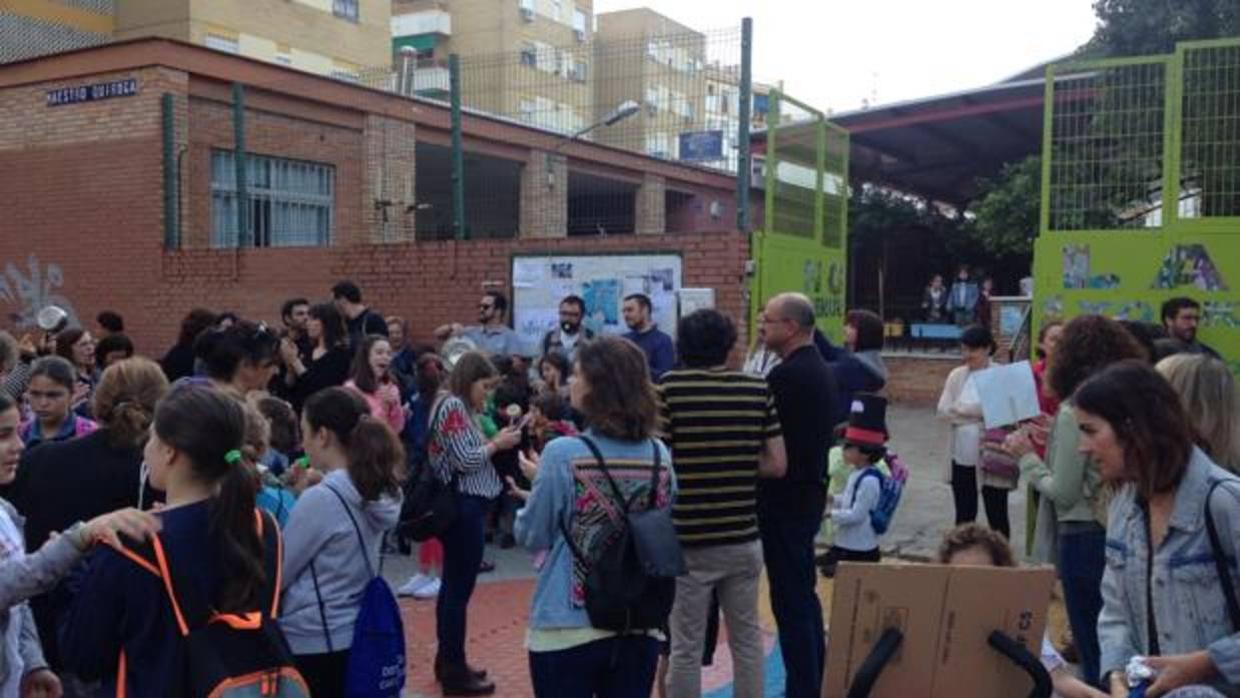 Padres y docentes del Sor Ángela, ante la puerta del centro