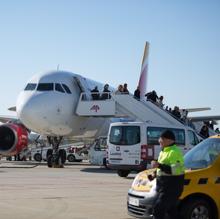 Viajeros bajan de un avión