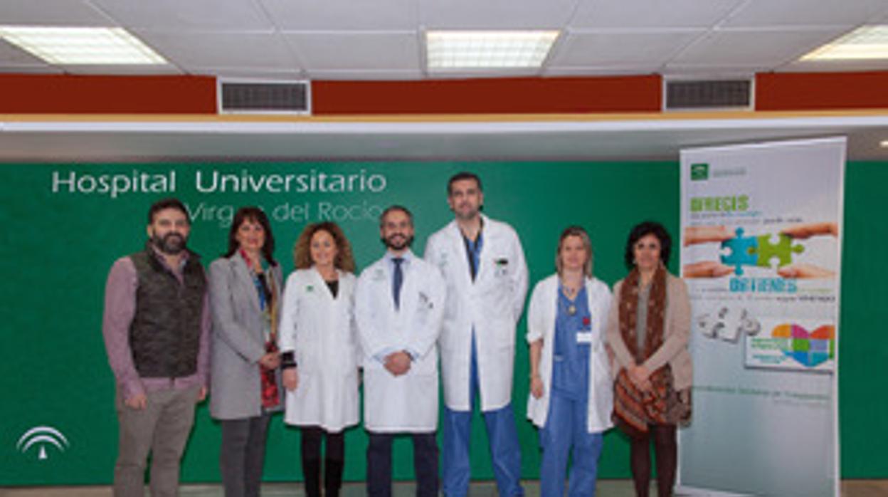 Juan José Egea, en el centro, con el equipo de coordinación de trasplantes del hospital Virgen del Rocío