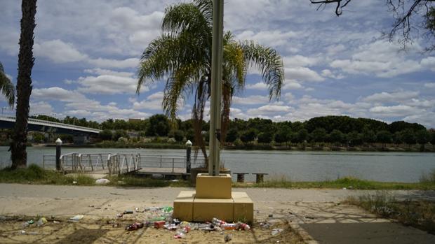 Denuncian «el inmenso estercolero» en el que se ha convertido el Jardín Americano de Sevilla