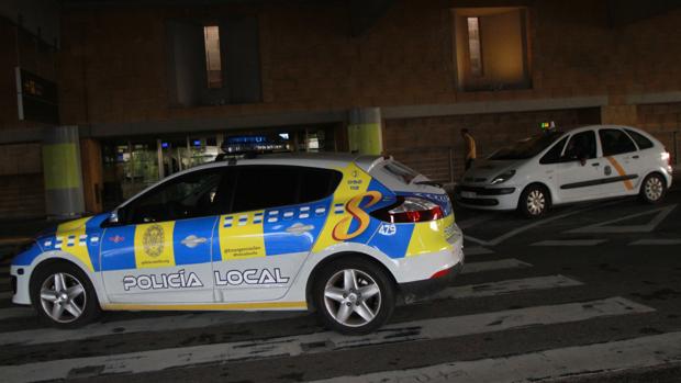 Los taxistas del aeropuerto de Sevilla vigilaban y hacían fotos a policías locales