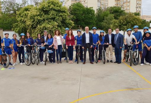 El delegado de Hábitat Urbano, Antonio Muñoz, con escolares del colegio La Salle