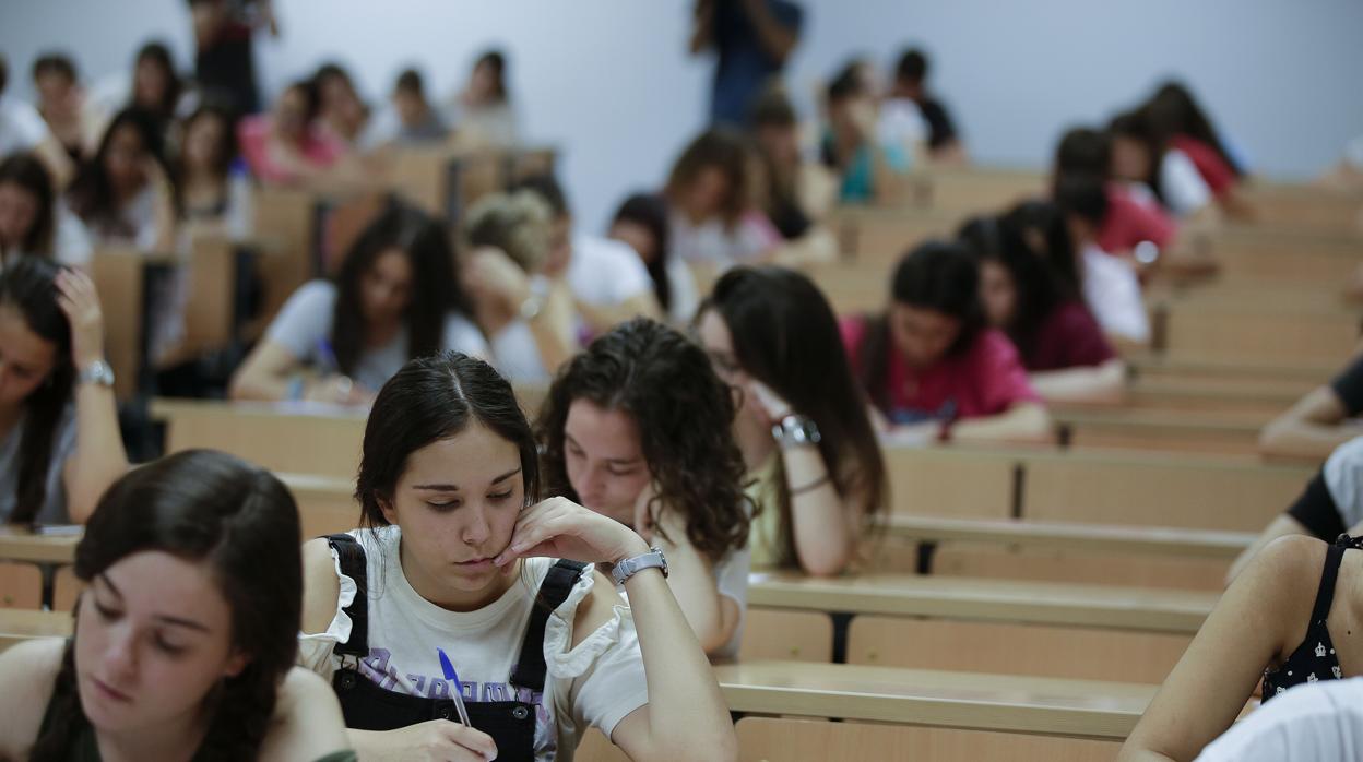 Alumnas examinándose en la Facultad de Derecho
