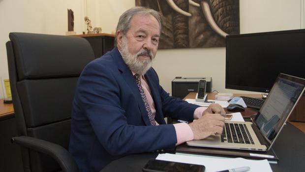Alfonso Carmona: «Hay que incluir la vacuna de la hepatitis A en el calendario oficial»