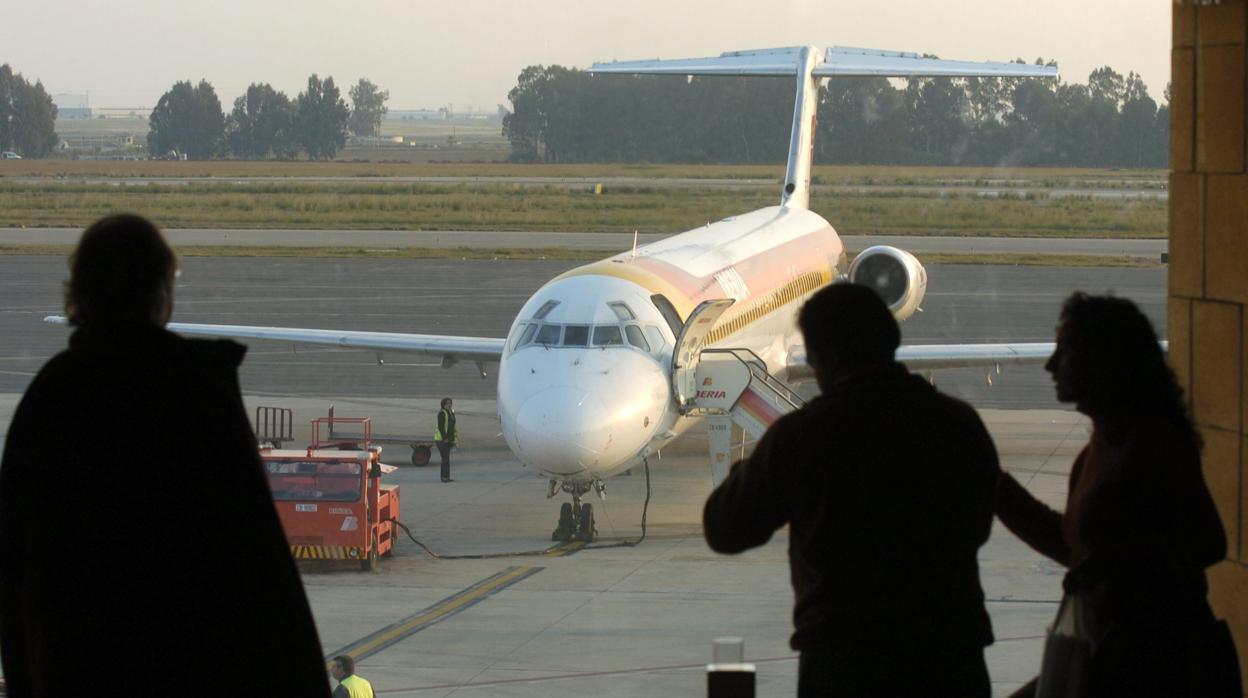 Pasajeros observan la pista de vuelo de San Pablo