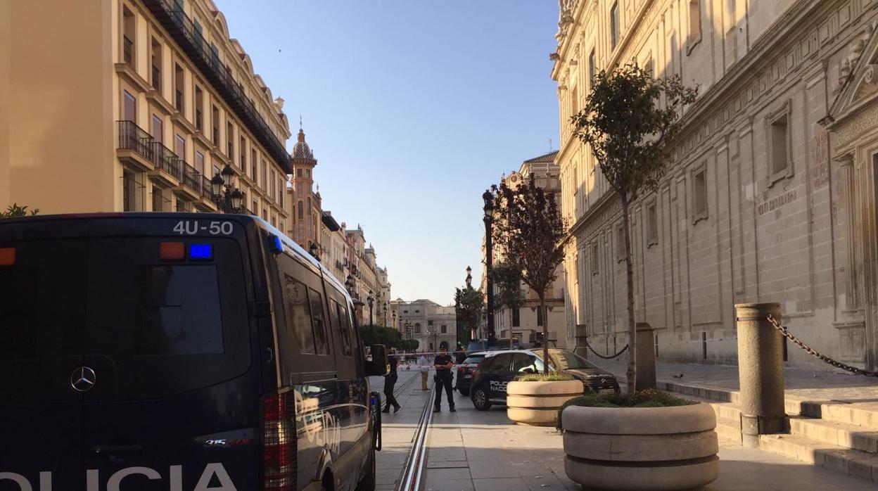 La Policía Nacional ha acordonado parte del entorno de la Catedral de Sevilla