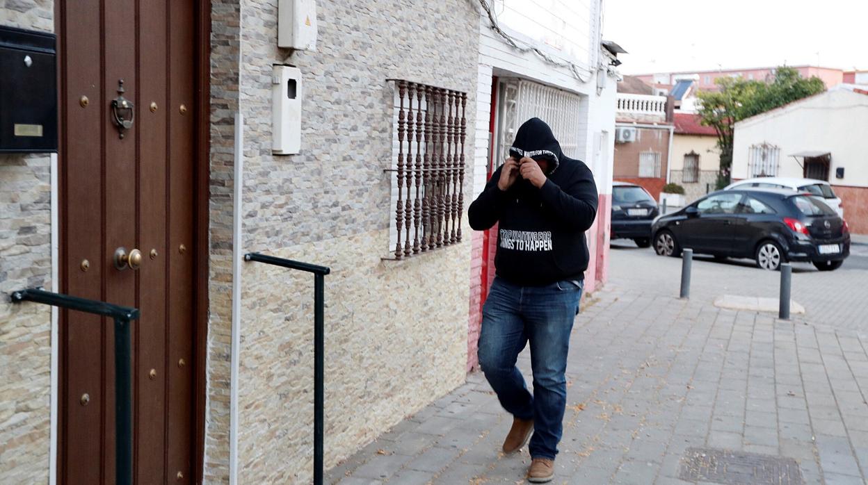 Una persona oculta su rostro junto a la vivienda de José Ángel Prenda