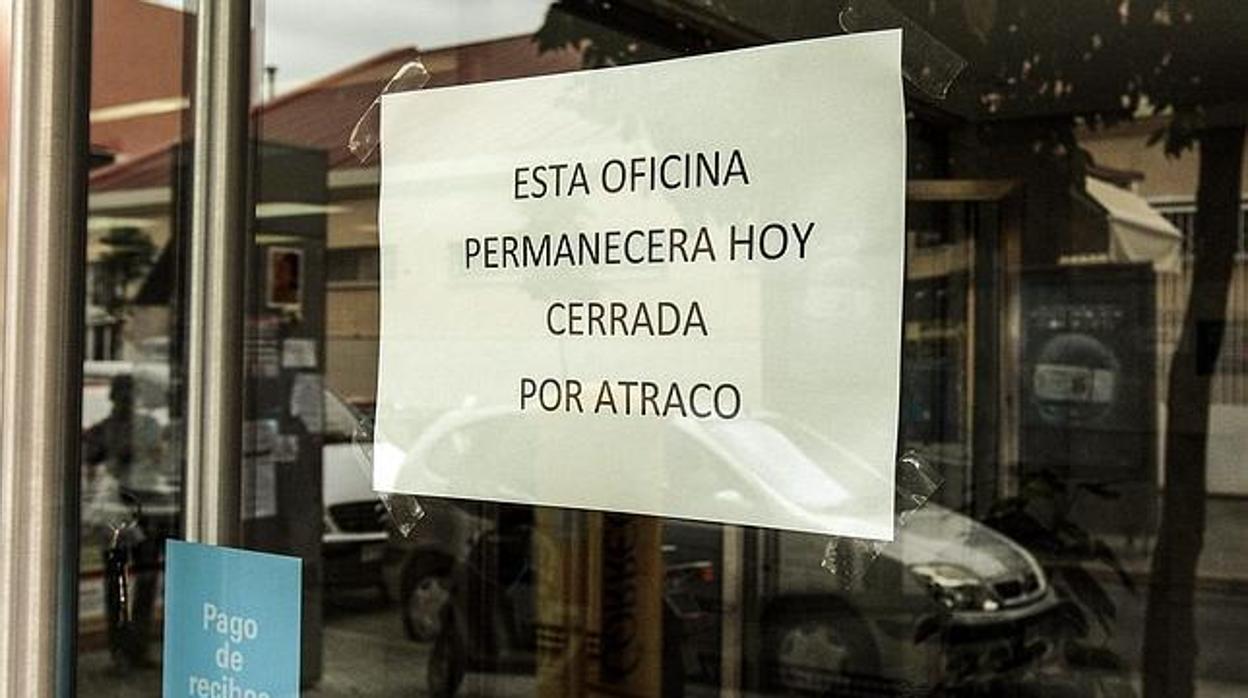 Imagen de una sucursal cerrada por atraco
