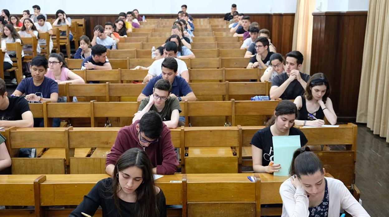 Alumnos durante la Selectividad en la Universidad de Sevilla