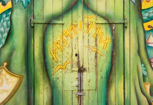 Una puerta en el barrio Christiania