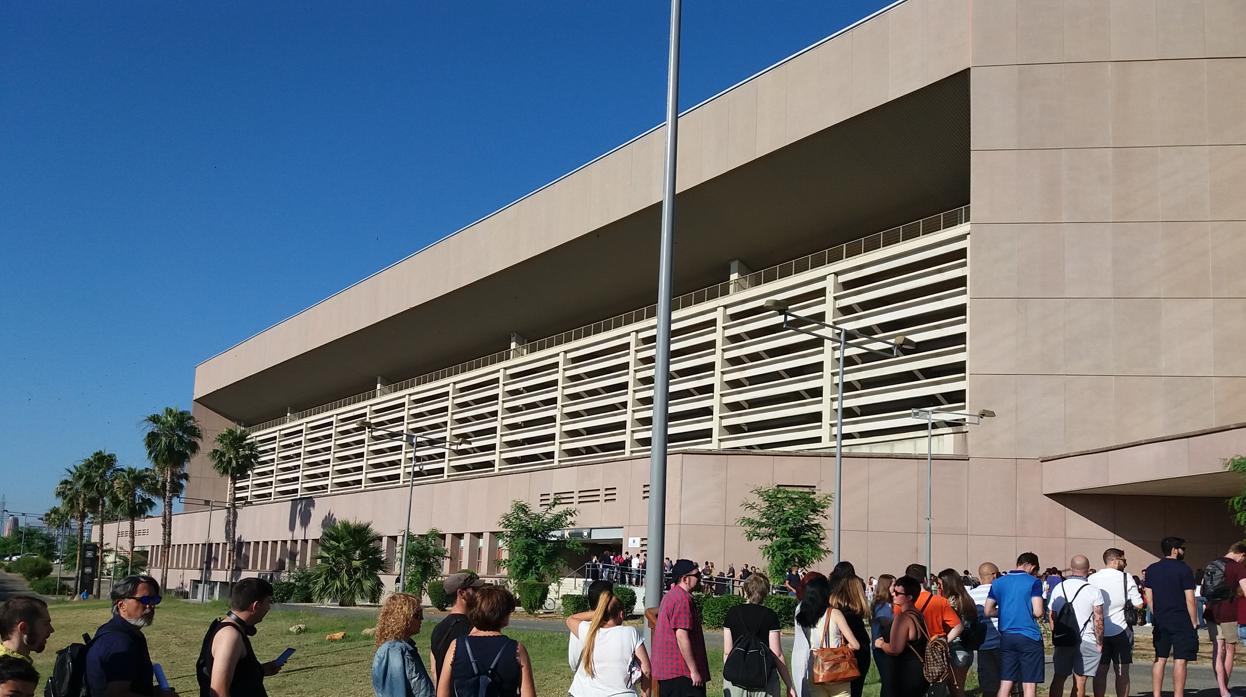 Decenas de personas haciendo cola en los alrededores del Estadio de la Cartuja