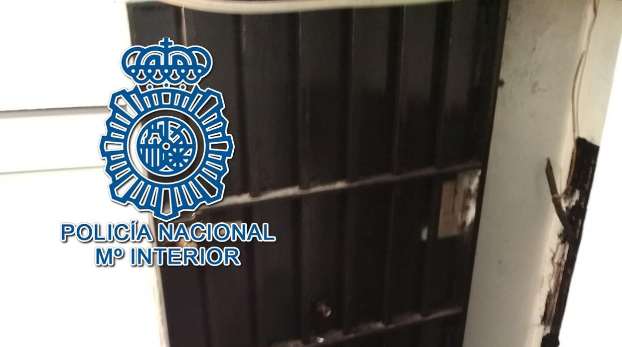 Una de las puertas blindadas de los «narcopisos»