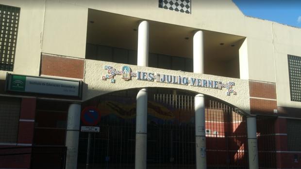 Herido de un navajazo un varón de 30 años al mediar en una pelea en Pino Montano