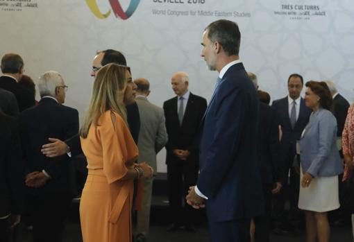 El Rey dialoga con la presidenta de la Junta de Andalucía
