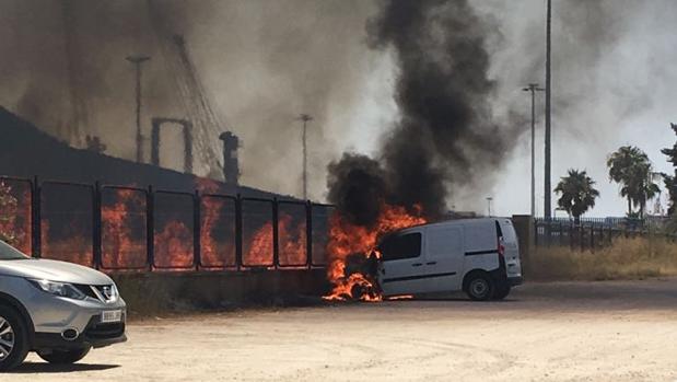 Un espectacular incendio crea alarma en el aparcamiento de la Esclusa