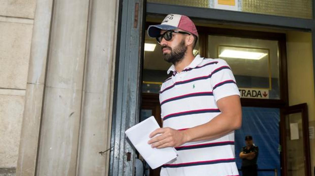 El guardia civil saliendo de los Juzgados