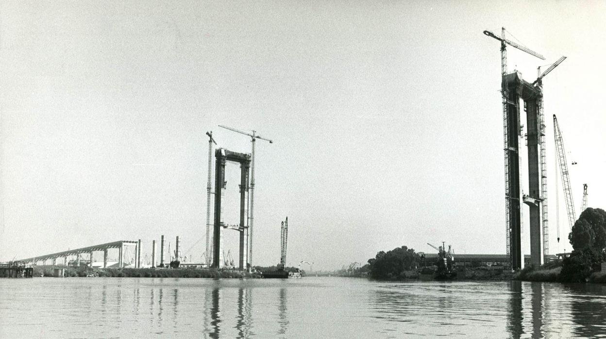 Construcción del puente del Centenario en julio de 1990