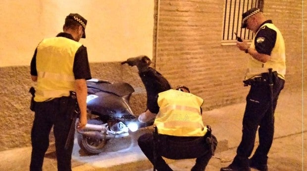 Denunciado un menor por conducir un ciclomotor robado y con matrícula falsa en Sevilla