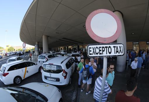 Los taxistas mantendrán la huelga con servicios mínimos en Sevilla