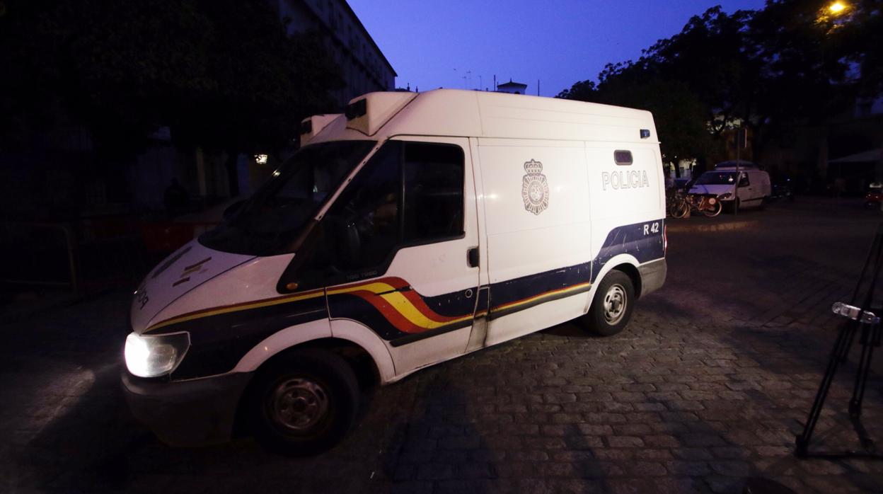 Furgón policial que trasladó a Ángel Boza a los juzgados