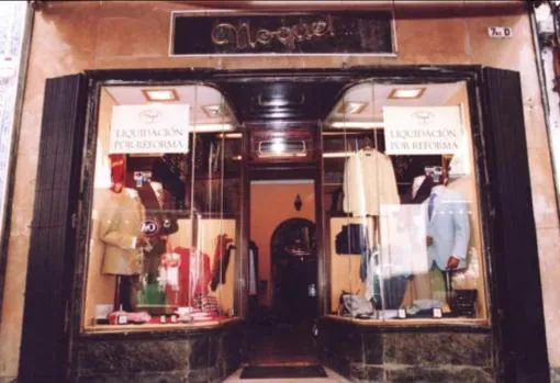 Escaparate de la tienda Noguel, fundada en 1954, antes de sufrir una reforma en 2003