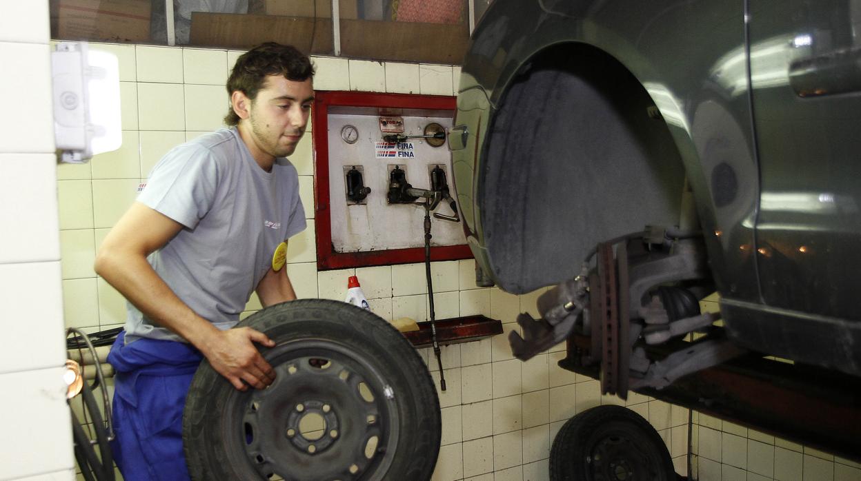 Mecánico autónomo trabajando