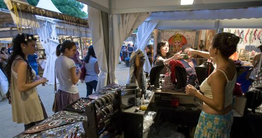 En la Feria de las Naciones hay numerosas tiendas de artesanía y establecimientos de gastronomía