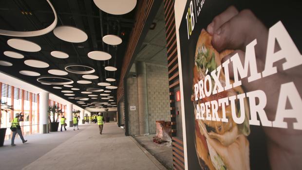 ¿Qué tiendas y restaurantes encontrarás en Torre Sevilla?