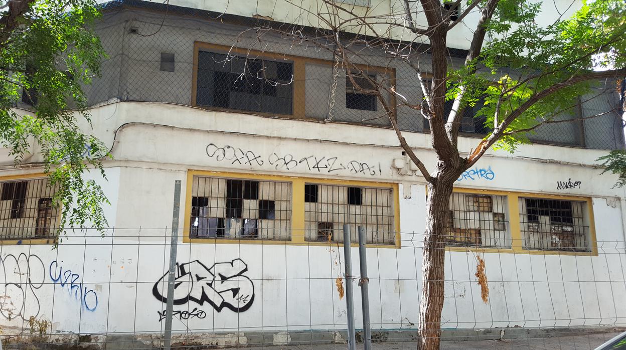Imagen que presenta el exterior del antiguo mercado de la Puerta de la Carne, cerrado y vallado