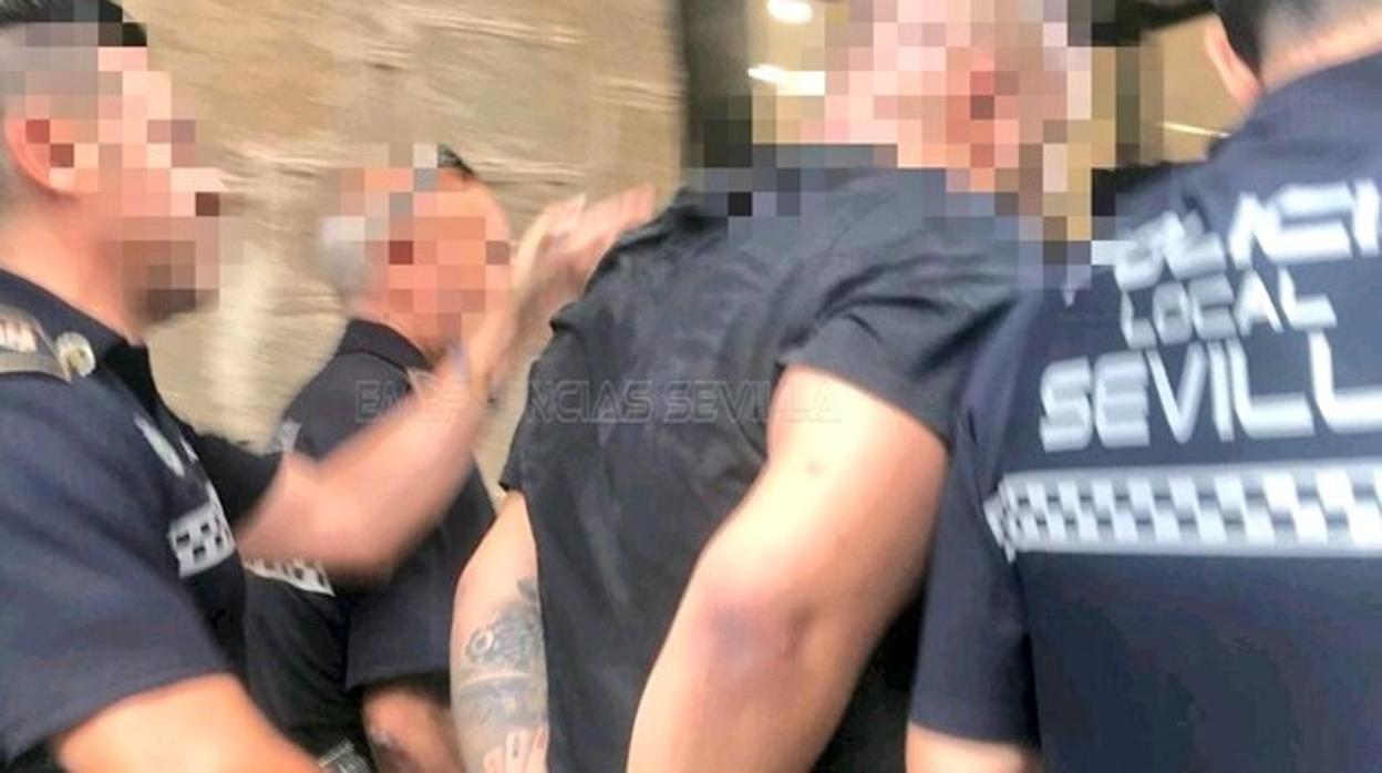 Uno de los tres detenidos en el operativo policial desplegado en Los Remedios este martes