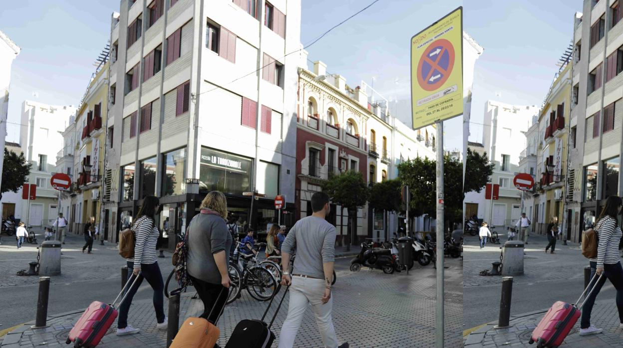 Varios turistas en la calle Feria, donde ha crecido el número de alojamientos