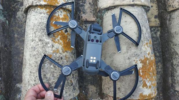 Un dron descontrolado acaba en las cubiertas de la Catedral de Sevilla