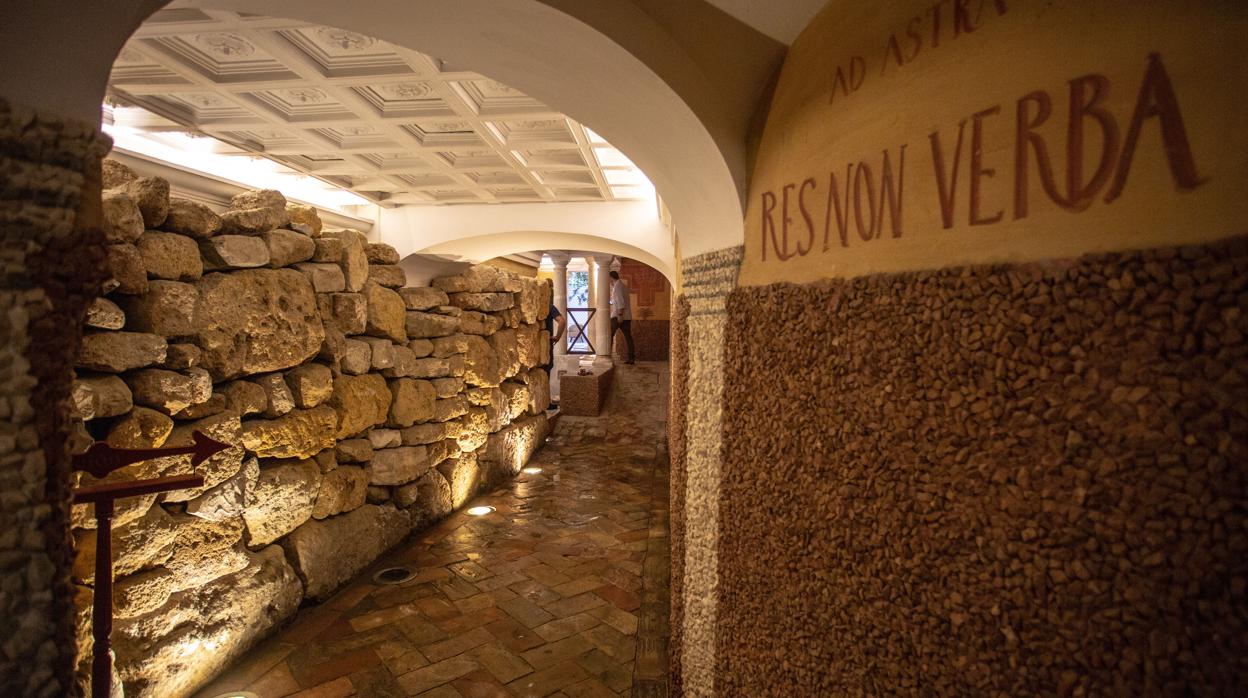 El túnel de Las Casas de la Judería, con restos de la muralla romana