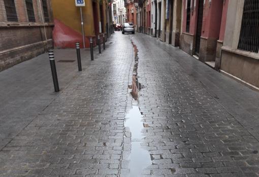 El nuevo adoquinado de Quintana en la calle Carlos Cañal