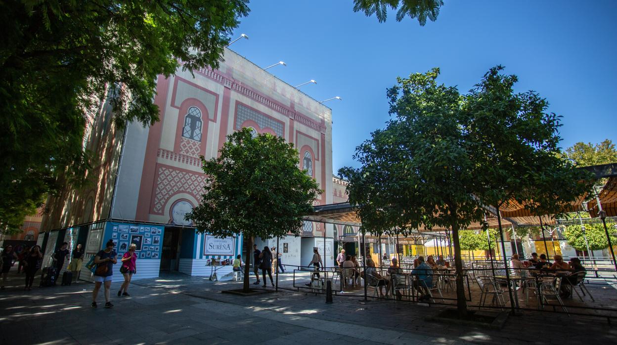 Fachada principal de la estación de Plaza de Armas, cubierta con una lona desde 2012