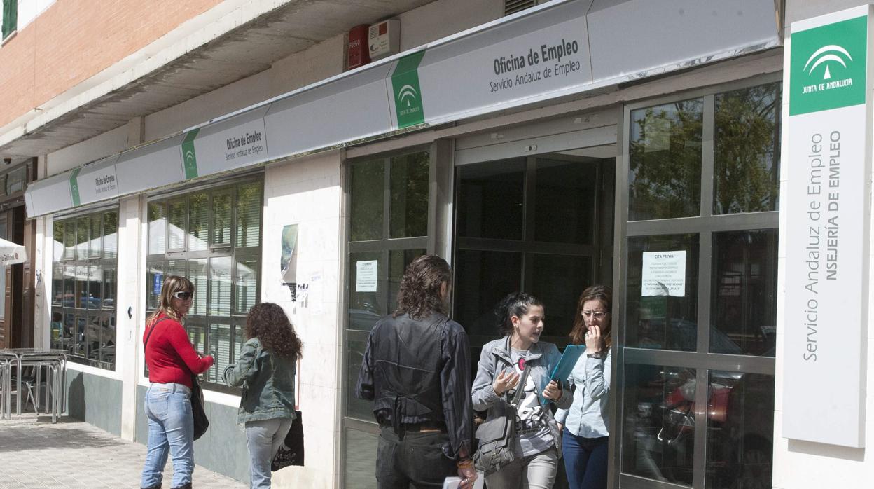 Usuarios de una oficina del SAE en Sevilla