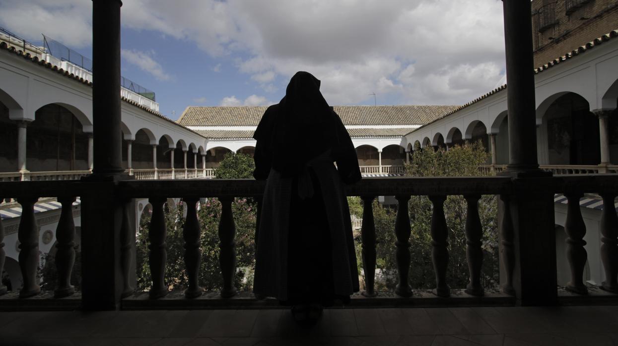 La madre superiora de Santa Inés observa el claustro de su convento