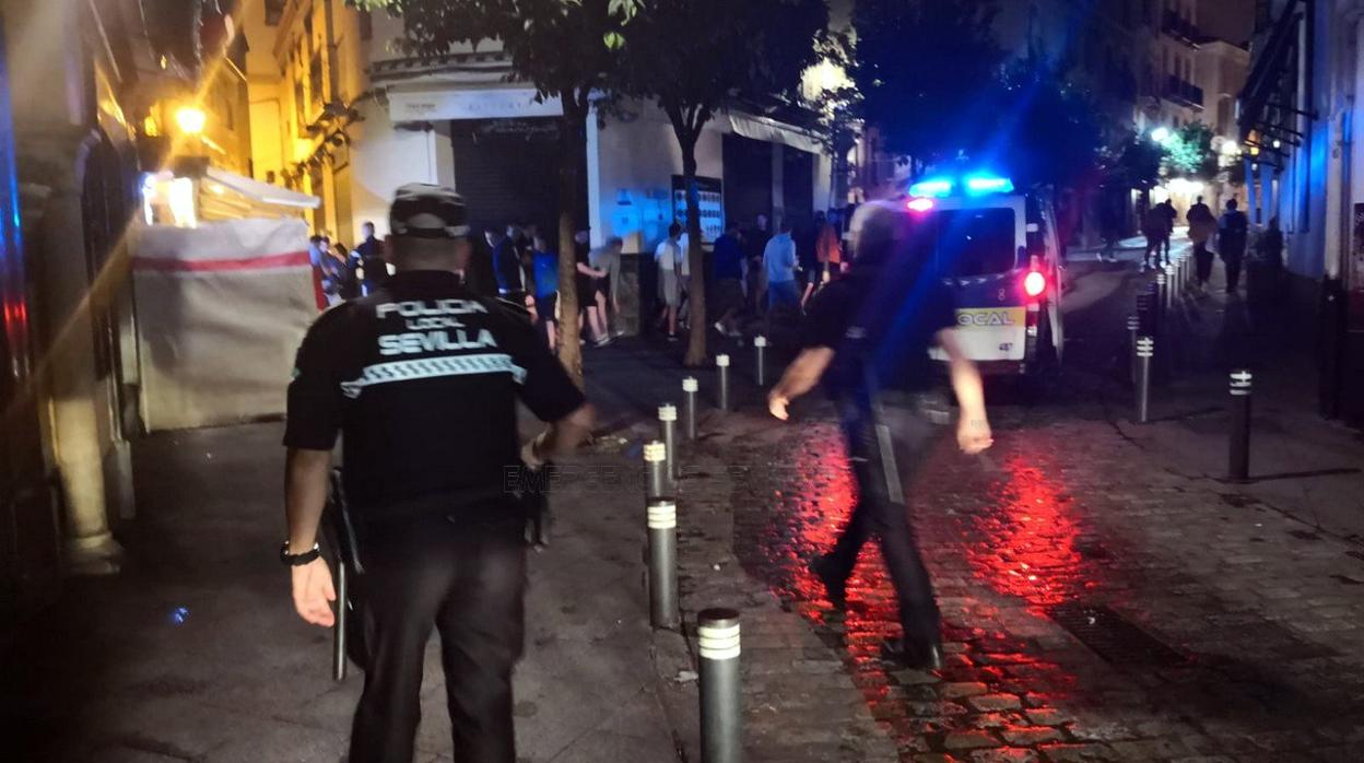 La Policía Local de Sevilla en una de las actuaciones durante la noche de este lunes