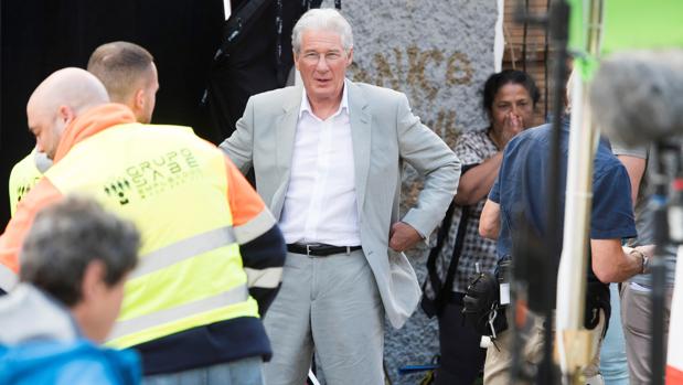 El Parlamento andaluz, siguiente parada en el rodaje de Richard Gere en Sevilla