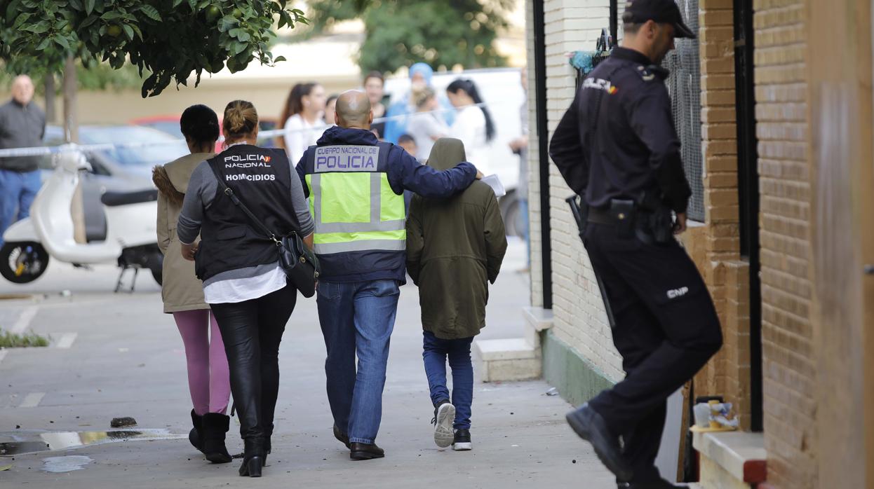 Una amiga de la víctima se derrumba de dolor al enterarse del terrible crimen