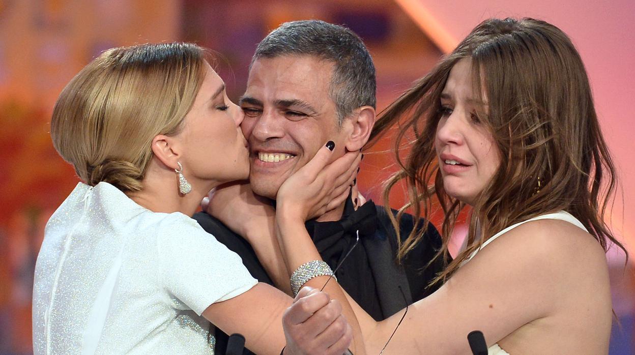 El cineasta franco-tunecino Abdellatif Kechiche con las protagonistas de «La vida de Adèle»