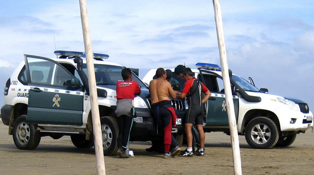 El Seprona denunciando a pescadores furtivos